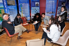 Un général brieffe des jeunes passionnés d'aéronautique