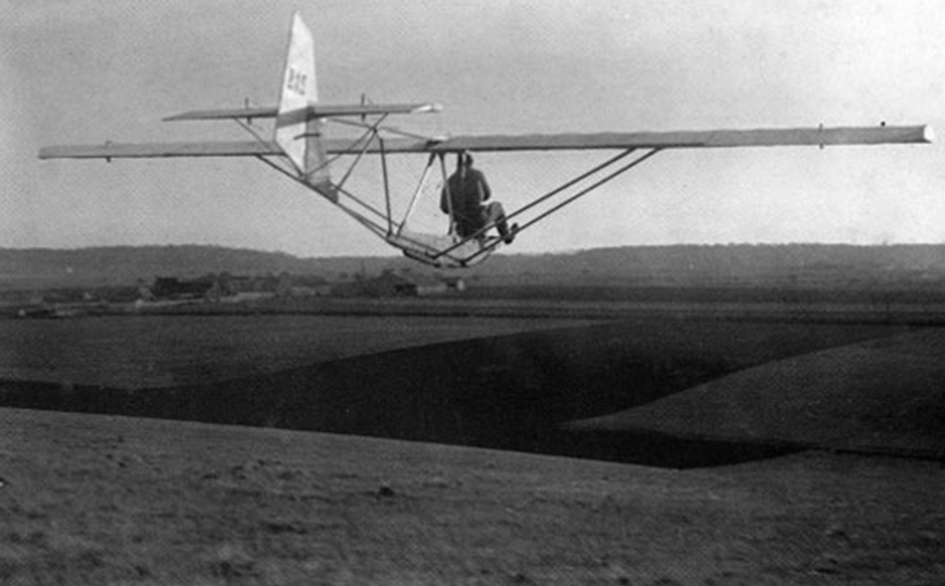 Lucien Durand, l'un des premiers adhérents de Touraine Planeur avait débuté le vol à voile en 1930 sur ce planeur