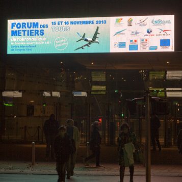 La façade du Vinci annonce le Forum des métiers de l'aéronautique les 15 et 16 novembre 2013