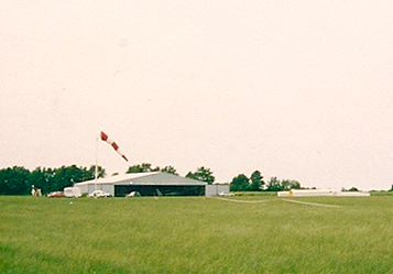 Le premier hangar est construit ! Mais quelle bagarre pour y parvenir !