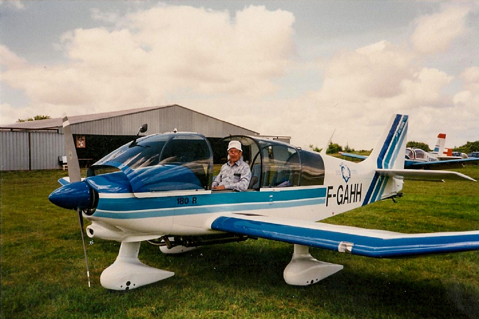 Claude notre dévoué mécano aux commandes du DR 400 régional devant notre tout nouveau hangar.