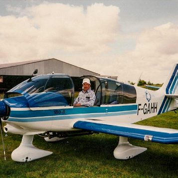 Claude notre dévoué mécano aux commandes du DR 400 régional devant notre tout nouveau hangar.