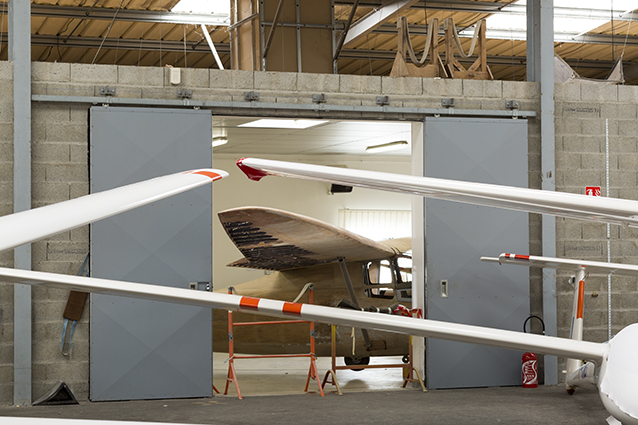 Le C800 en cours de rénovation est vu ici  dans le hangar depuis les ateliers