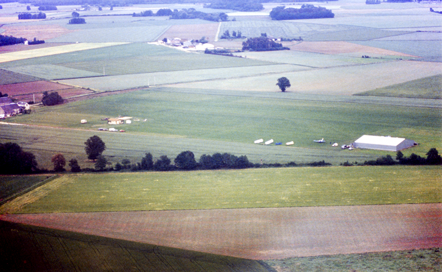 Le terrain est orné d'un hangar agricole tout neuf qui abritera nos planeurs pendant 17 ans !