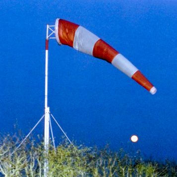 Lever de lune sur l'aérodrome du Louroux