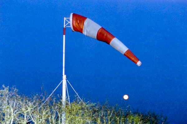 Lever de lune sur l'aérodrome du Louroux